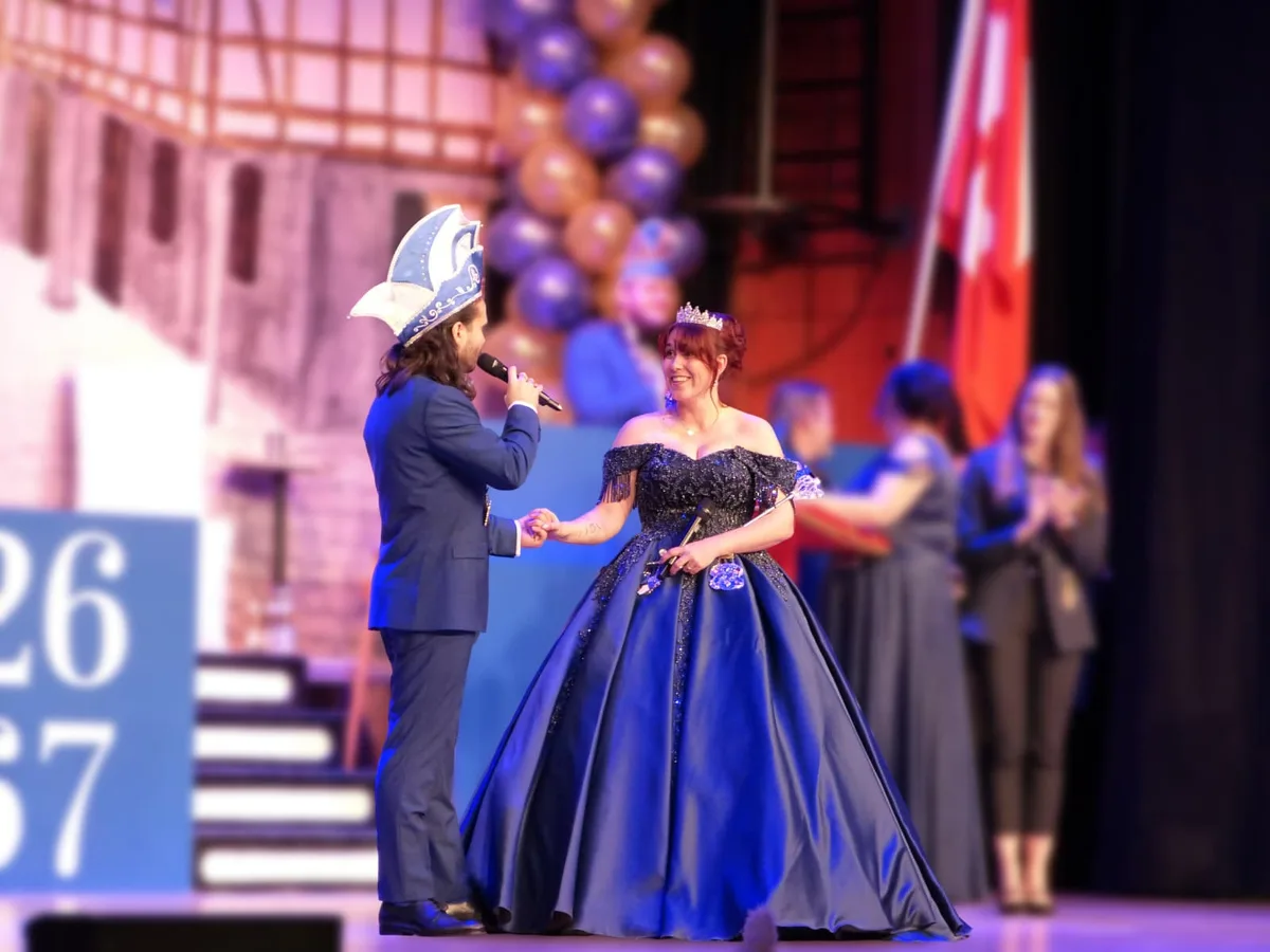 Unsere Redaktorin Talina Steinmetz war tatsächlich Prinzessin beim deutschen Karneval in Schwabach. Ein Prinzenpaar auf der Bühne